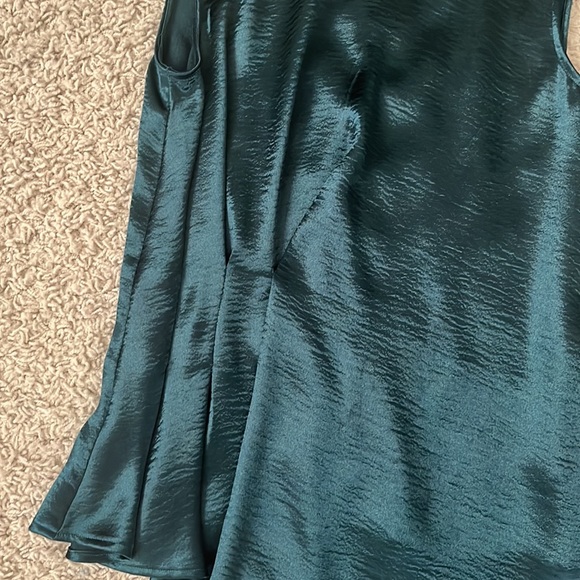 🆕 NWT Express Dark Green Teal Blue Asymmetrical Sleeveless Blouse Size Small - Picture 3 of 4